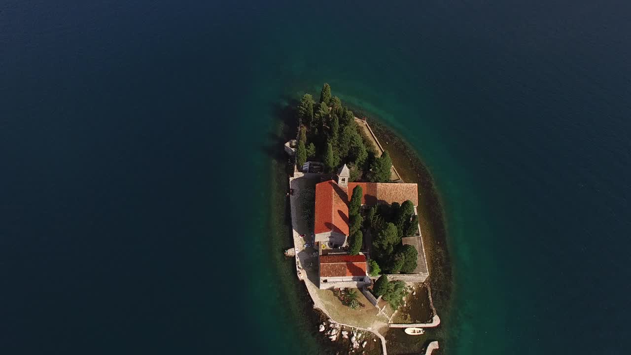 圣乔治岛上修道院的鸟瞰图。Perast、黑山视频素材