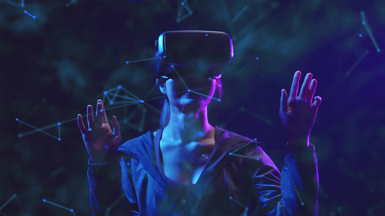 超视界VR虚拟现实游戏，女人用VR护目镜玩超视界虚拟数字技术游戏视频素材