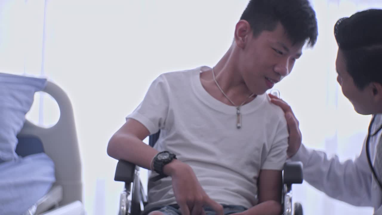 一个残疾人坐在轮椅上视频下载