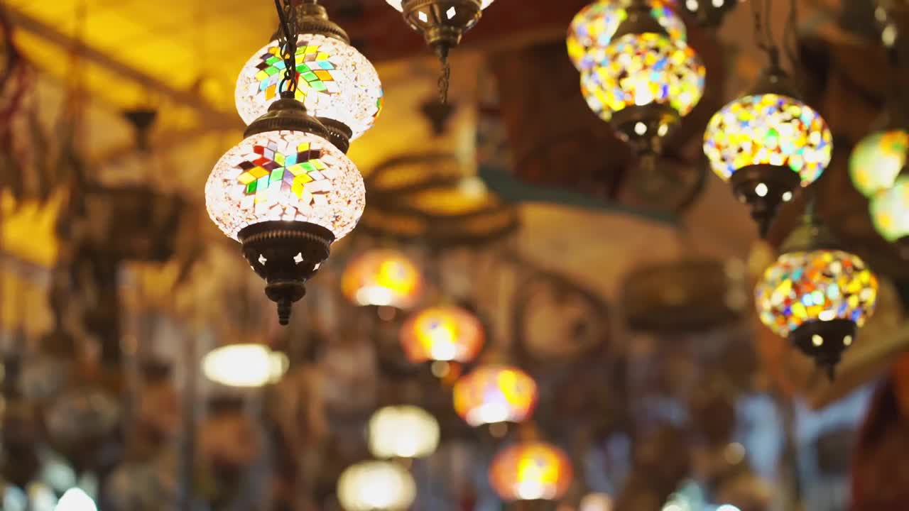一家纪念品商店里的马赛克土耳其灯笼。视频素材