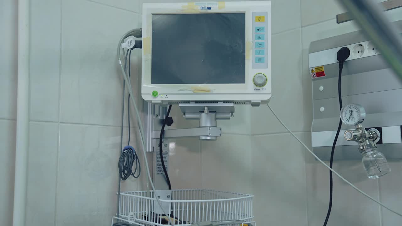 新医院的现代化医疗设备。重症监护室。视频素材