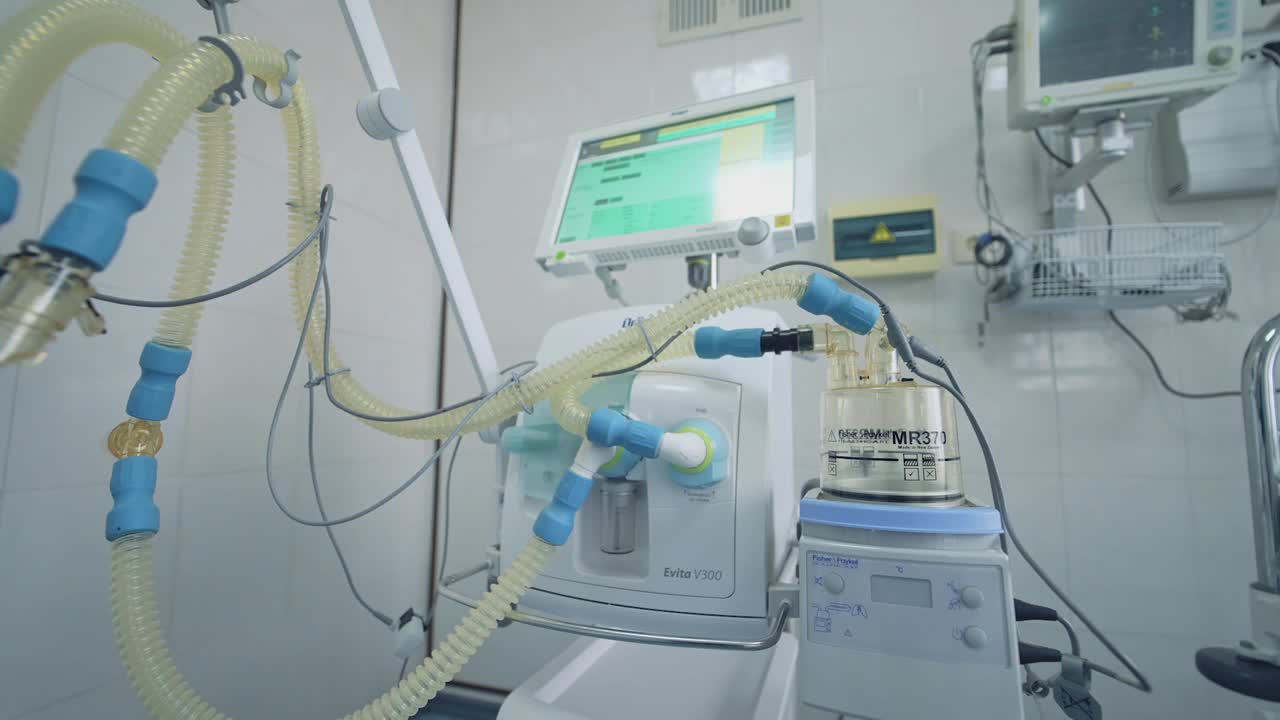 新医院的现代复活病房。空荡荡的重症监护室视频素材