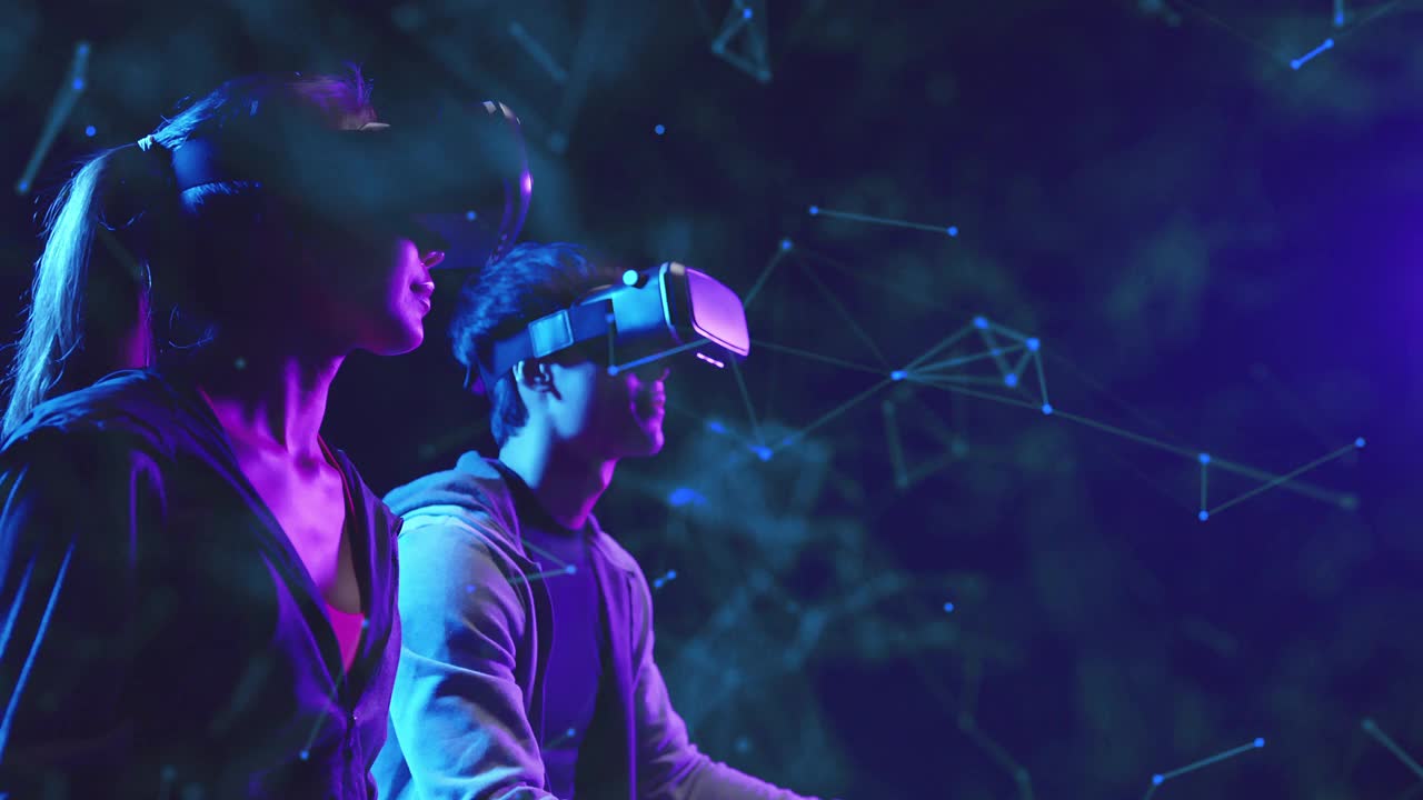 Metaverse VR虚拟现实游戏玩，男人和女人玩Metaverse虚拟数字技术游戏控制与VR护目镜视频素材
