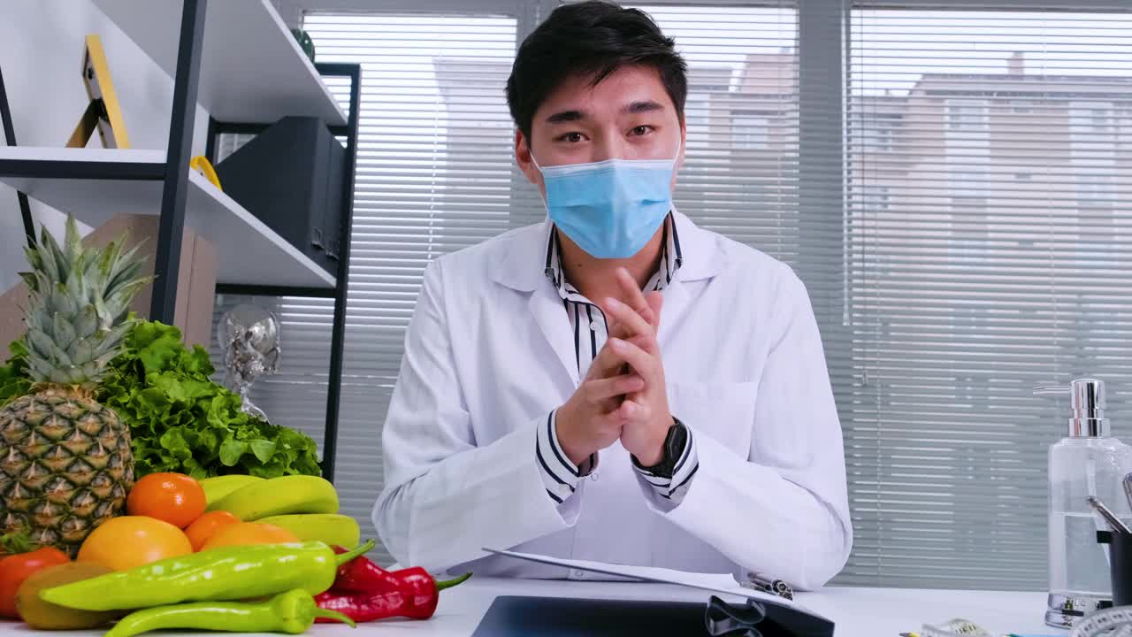 营养学家使用数码平板电脑对他的病人进行在线咨询视频素材