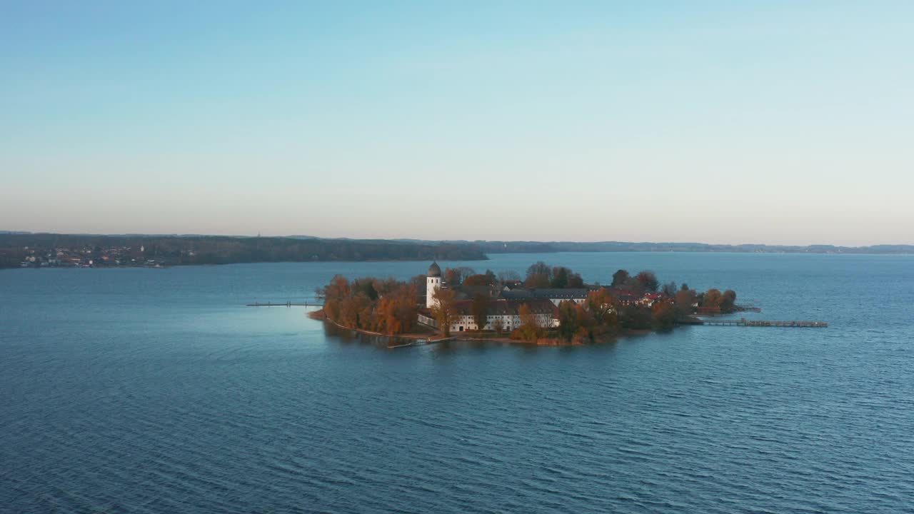 德国巴伐利亚的Frauenchiemsee岛美丽的日落视频下载