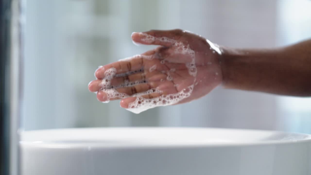 一段4k视频显示一名无法辨认的男子在浴室洗手，这是他早晨例行公事的一部分视频下载