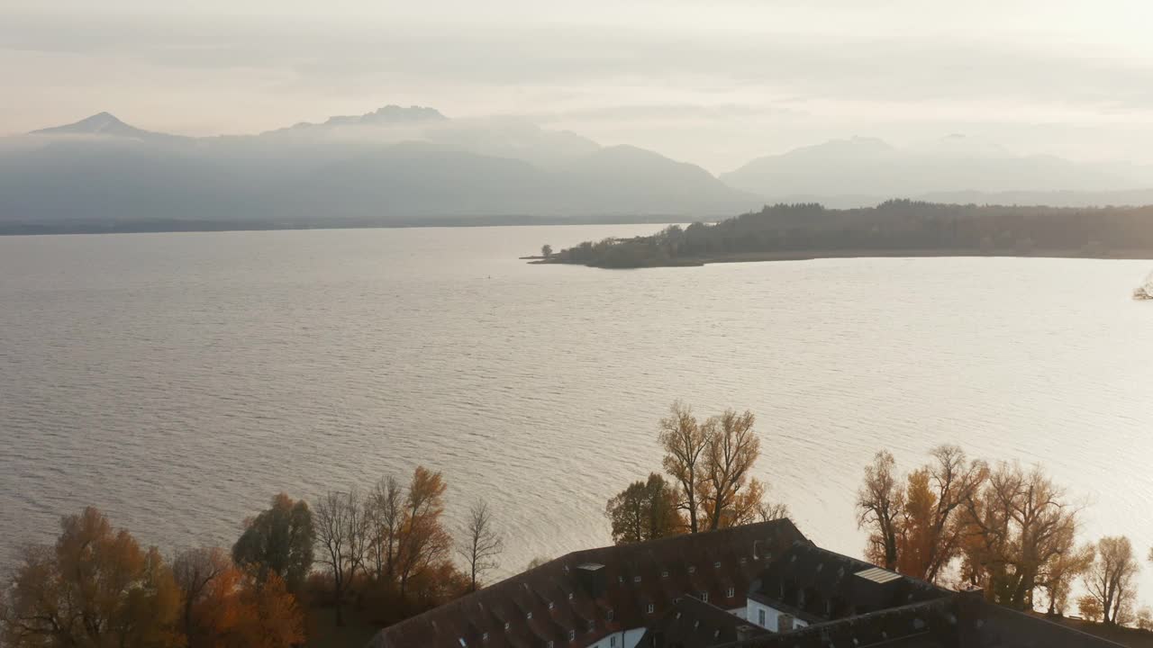 德国巴伐利亚的Frauenchiemsee岛美丽的日落视频下载