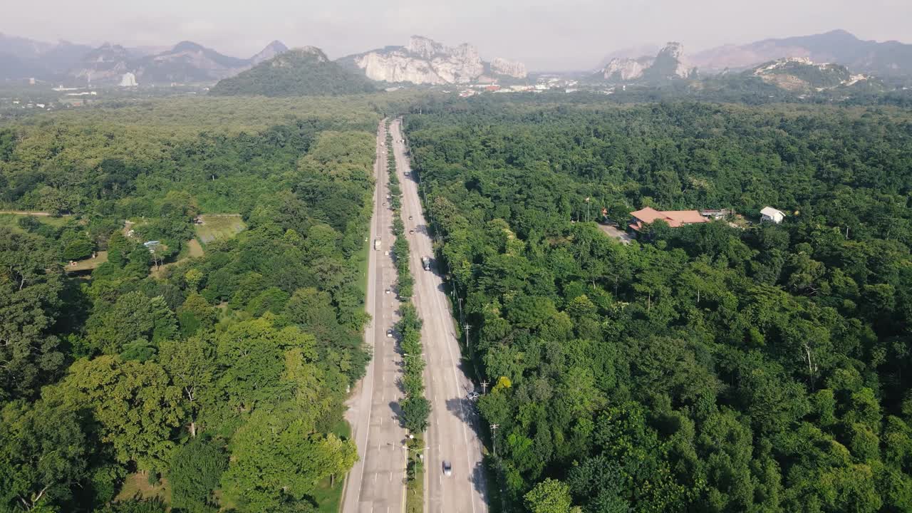 空中无人机视图公路上的交通与绿色森林在农村与山区背景视频素材