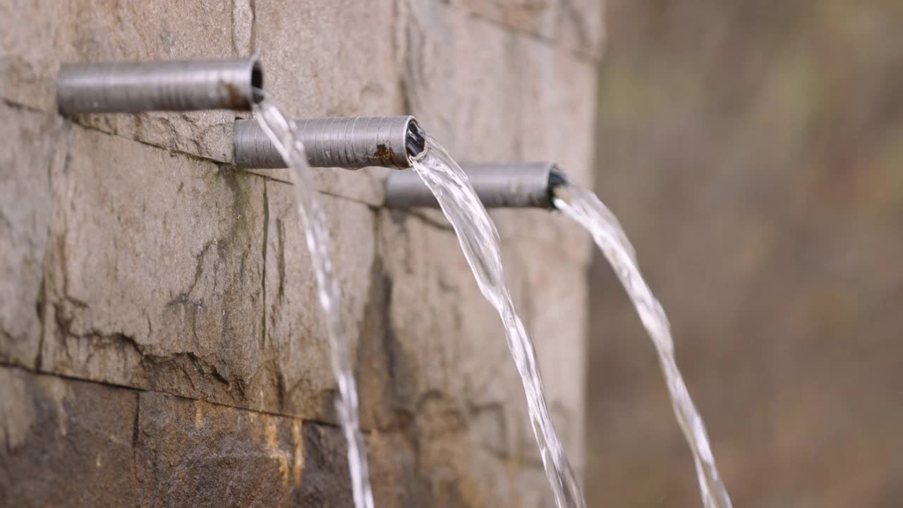 采用天然山泉水源的淡水。视频素材