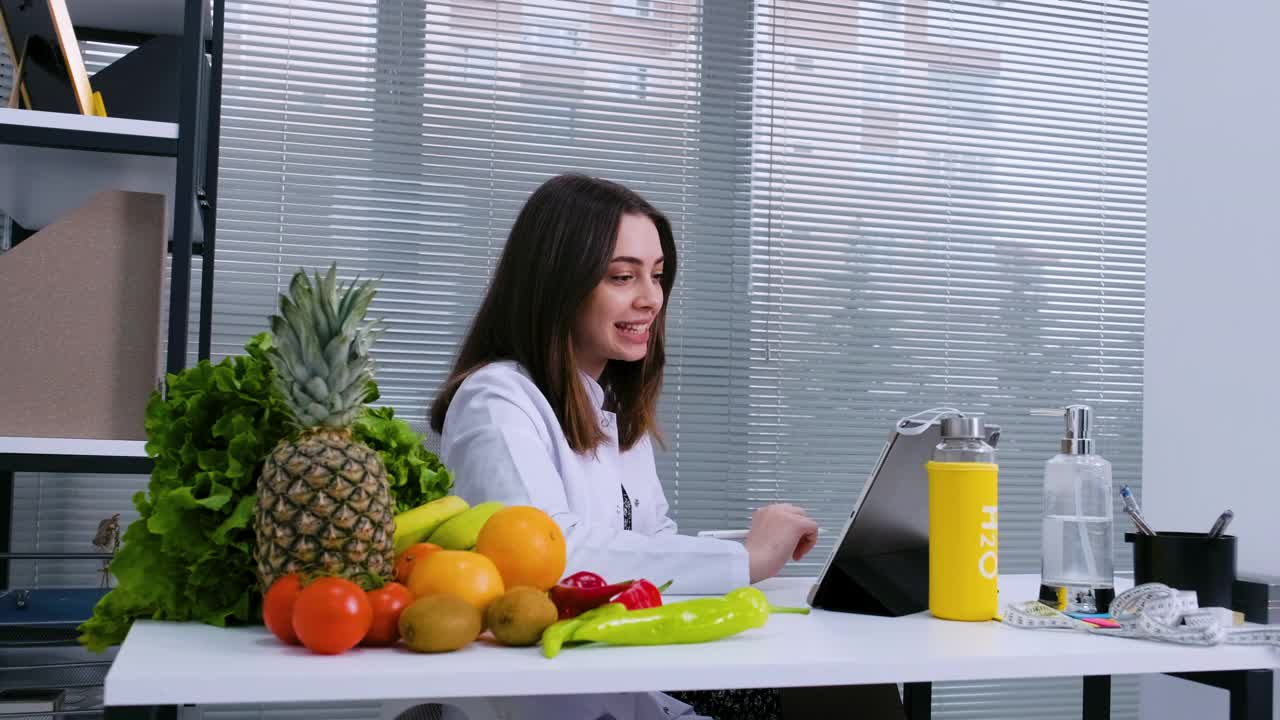 营养学家使用数码平板电脑对她的病人进行在线咨询视频下载