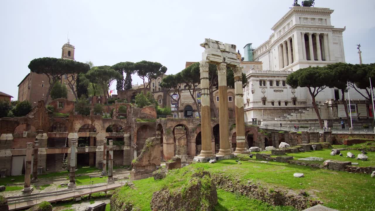 罗马论坛，在意大利罗马。土星神庙和蓖麻和波利克斯神庙，古罗马广场的古代遗迹。在意大利旅游度假视频素材