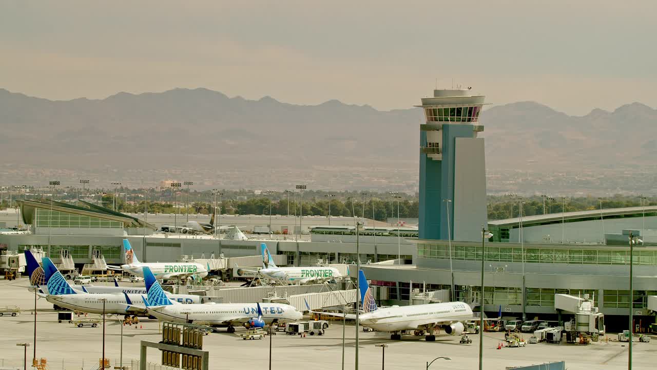 麦卡伦机场3号航站楼的登机口和交通管制塔视频素材