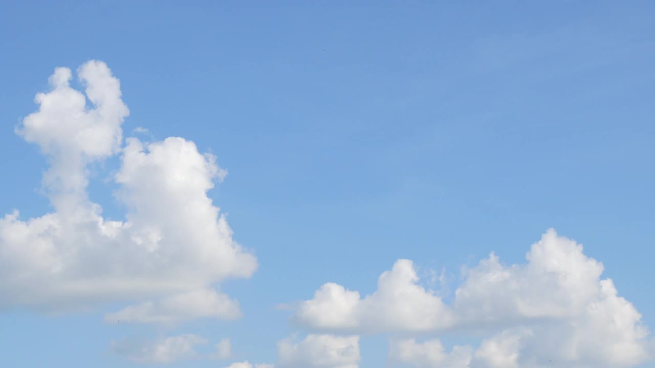 明亮的天空云景背景。垂直4 k镜头。视频下载