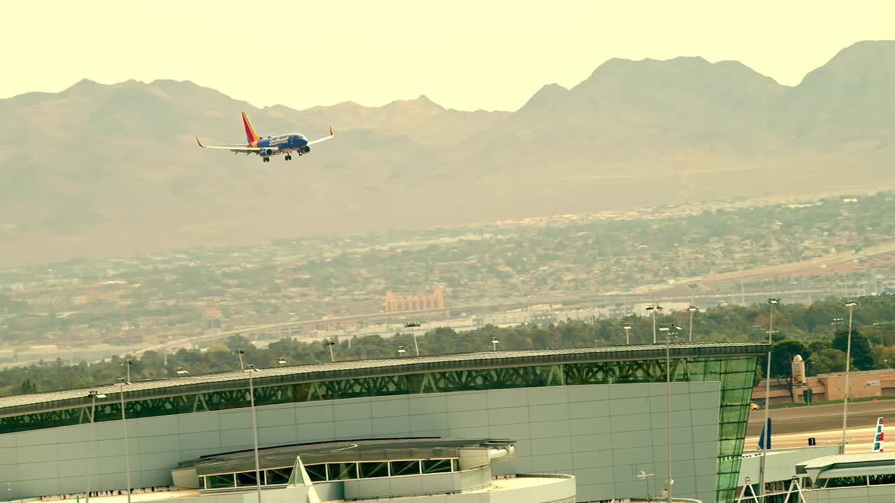 一架飞机在降落前接近拉斯维加斯机场视频素材