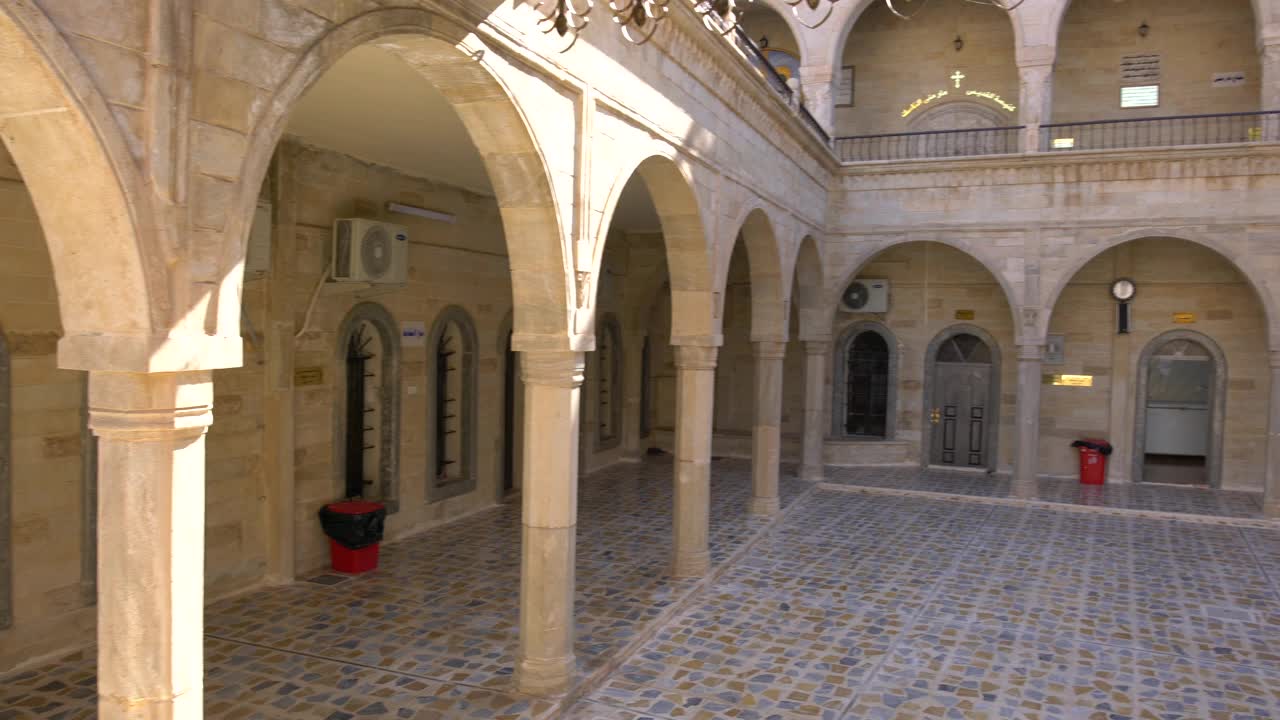 图为伊拉克库尔德斯坦圣马太修道院(Dayro d-Mor Mattai)内院视频下载