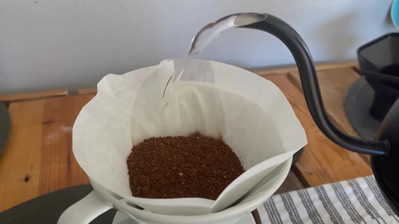 用沸水倒灌法准备的咖啡粉视频下载