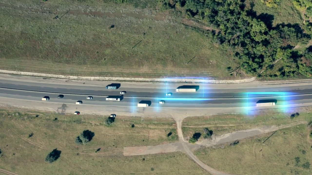 自动驾驶卡车和货运物流运输的概念。采用GPS和人工智能控制跟踪系统的商用车辆在高速公路上的鸟瞰图视频素材