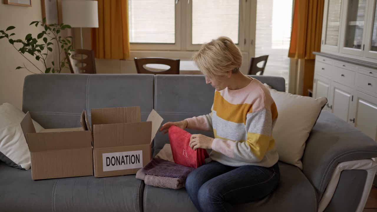 慈善捐赠箱和整理视频素材