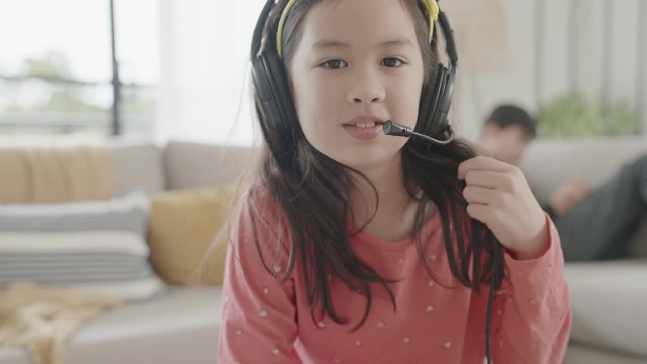 POV混合亚洲女孩在家里用笔记本电脑进行视频通话，使用缩放在线虚拟课堂，社交距离，在家上学，电子学习，新常态概念视频素材