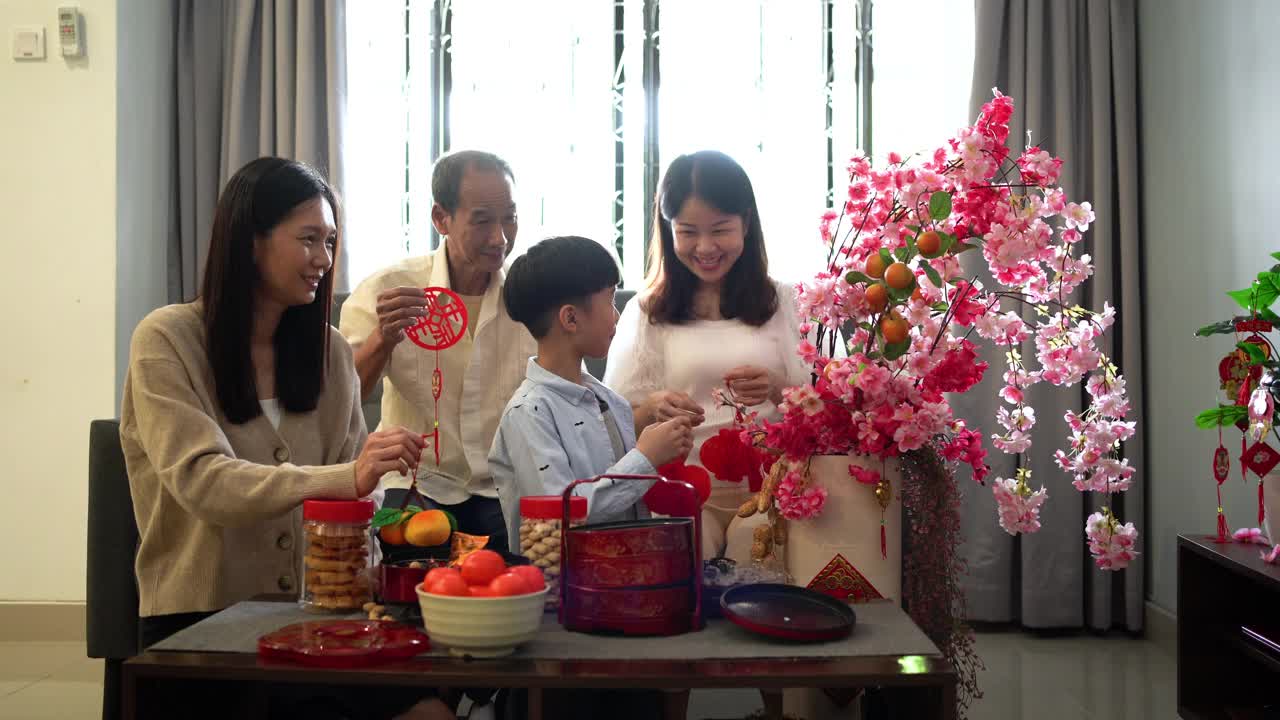 多代亚洲华人家庭装饰客厅为中国新年家庭团聚视频素材