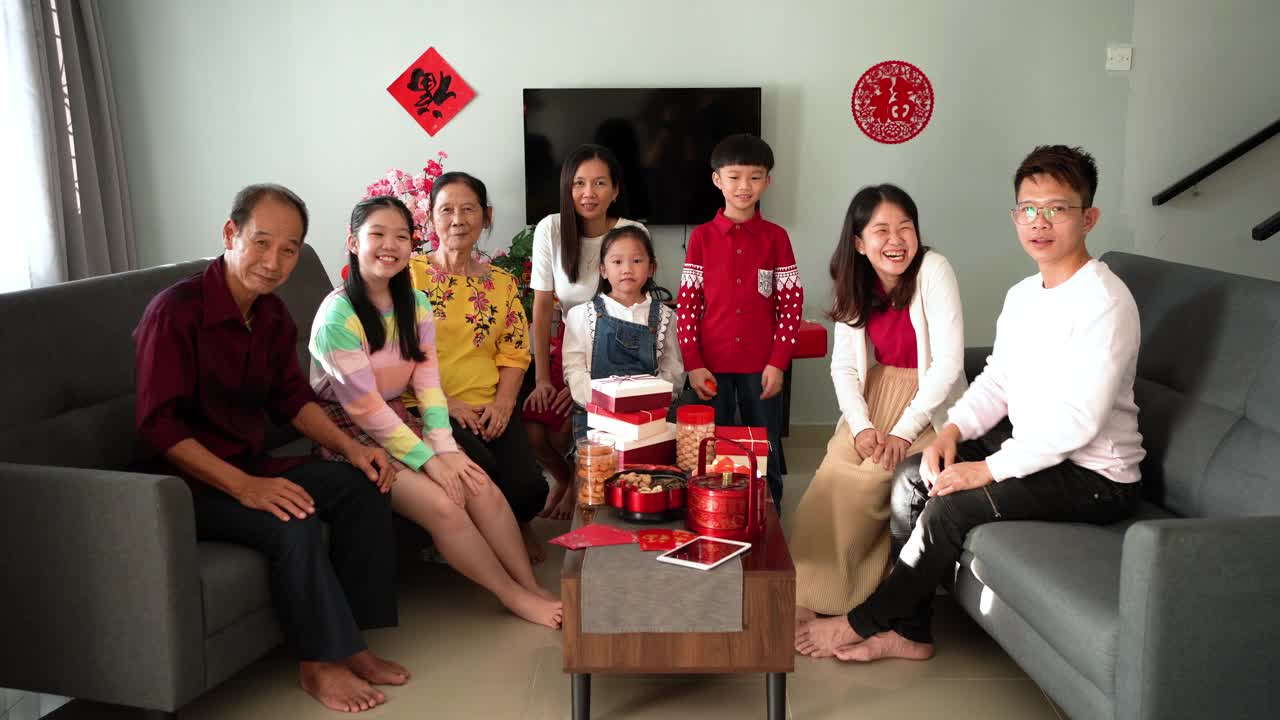 多代亚洲华人家庭看着摄像头和视频通话在中国新年庆祝视频下载