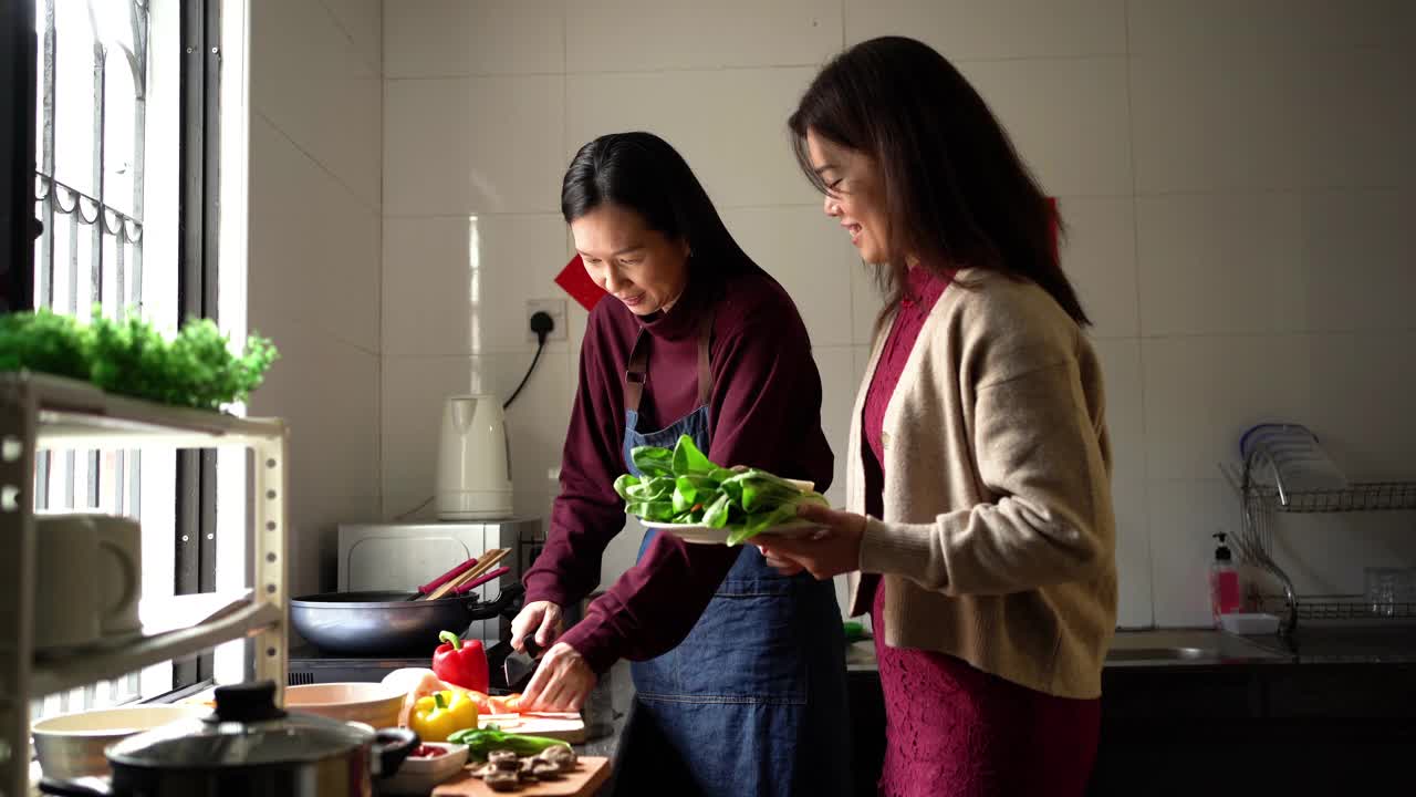 亚洲母亲和女儿在中国新年前夕准备团圆饭视频下载