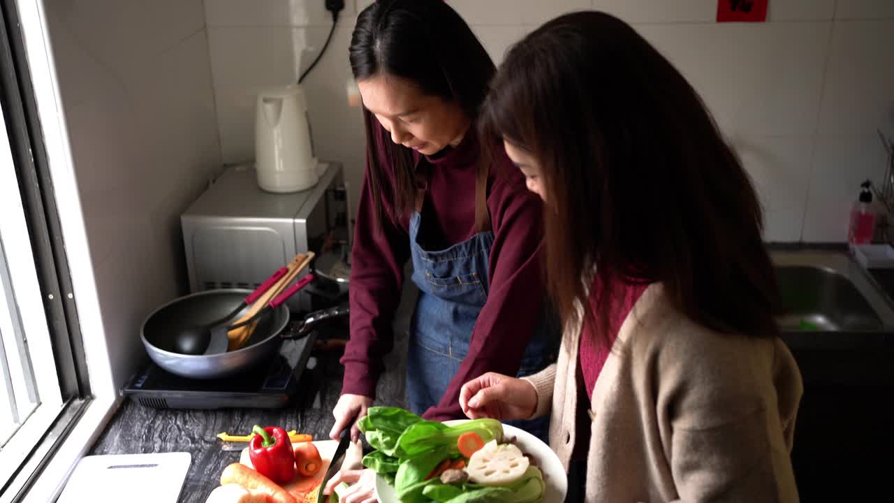 亚洲母亲和女儿在中国新年前夕准备团圆饭视频素材