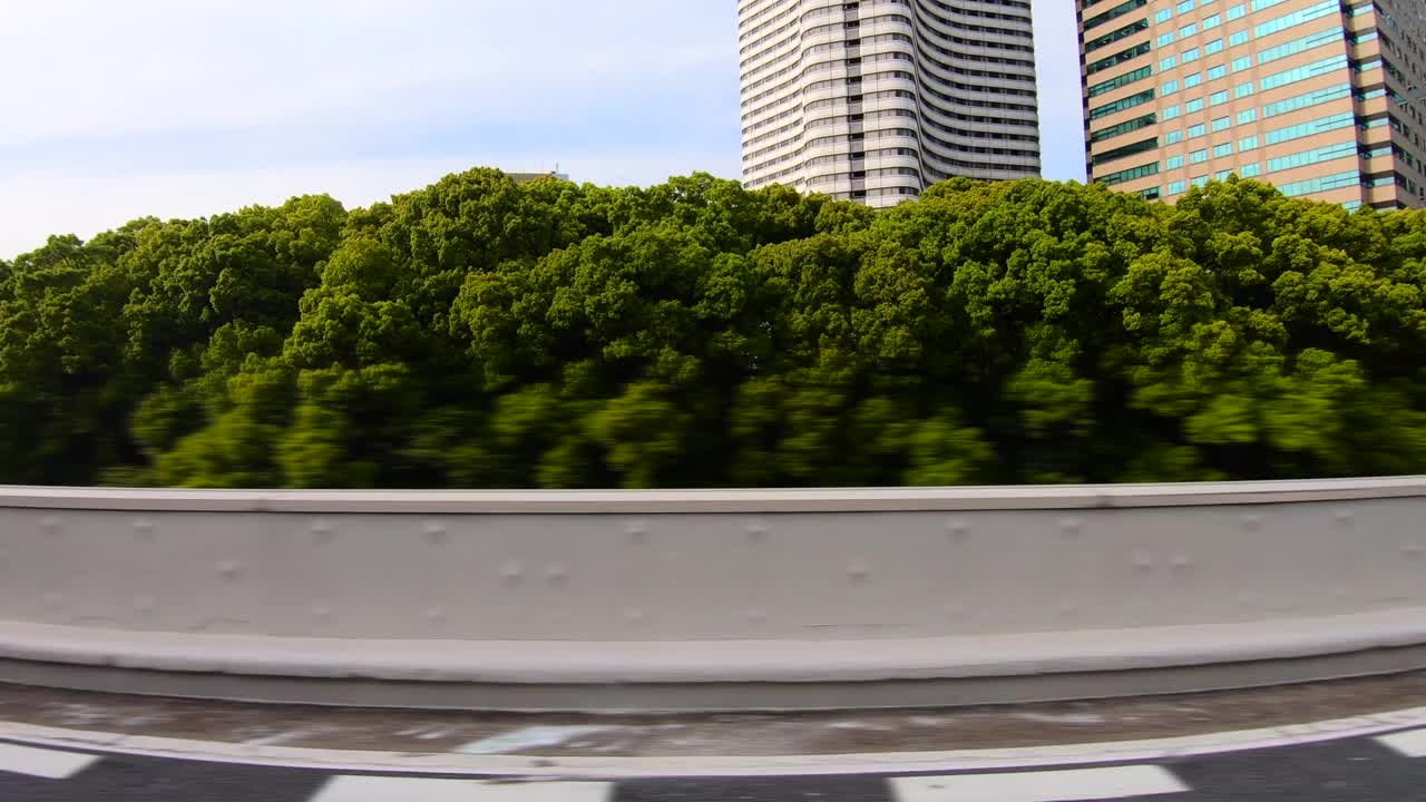 车辆在高速公路行驶。从车的侧面看视频素材