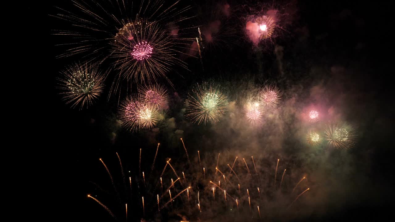 真正的烟花庆祝新年倒计时在晚上视频素材