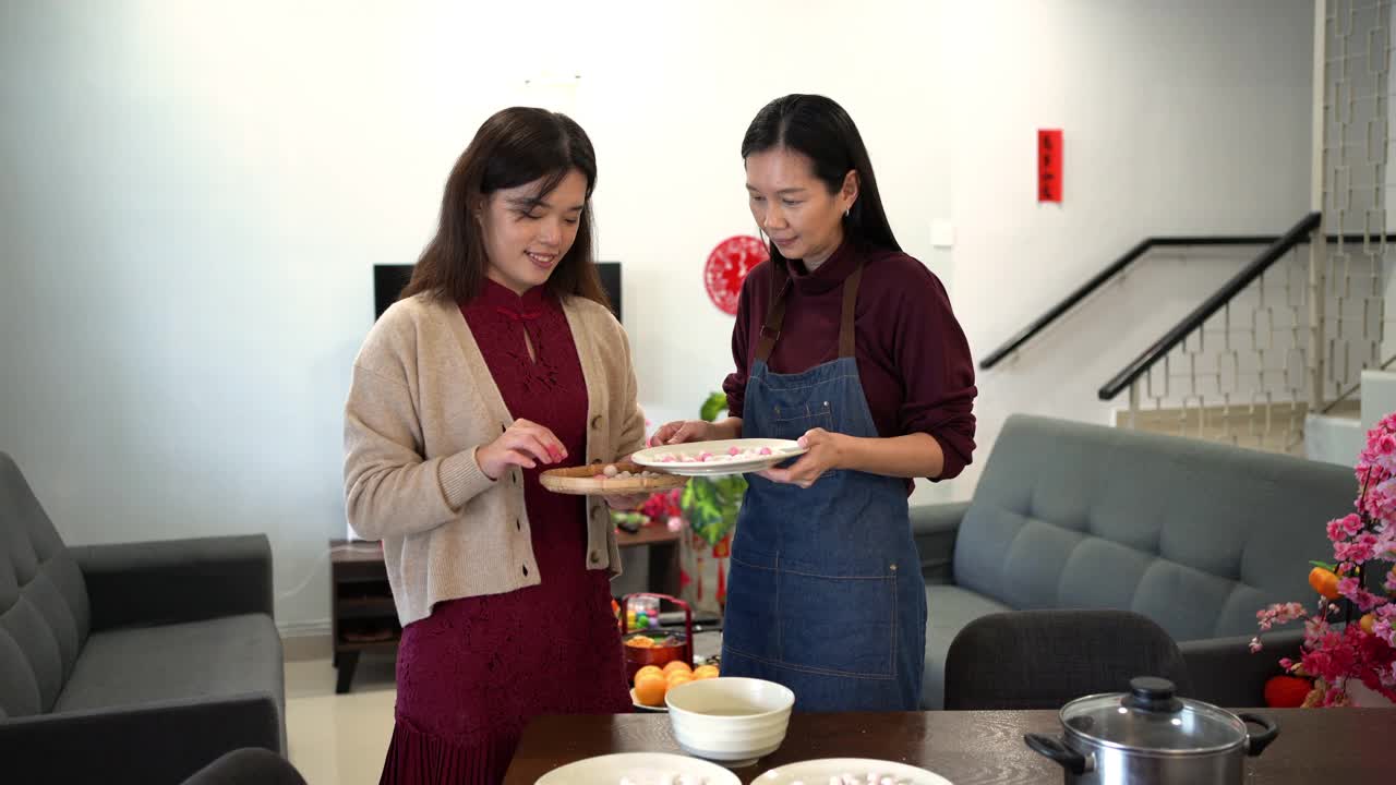 两位亚洲妇女正在做汤圆，作为中国新年的团圆饭视频下载
