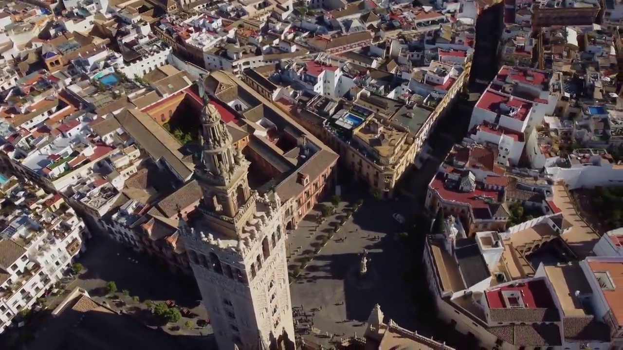 无人机拍摄的著名的塞维利亚大教堂和吉拉尔达钟塔视频素材