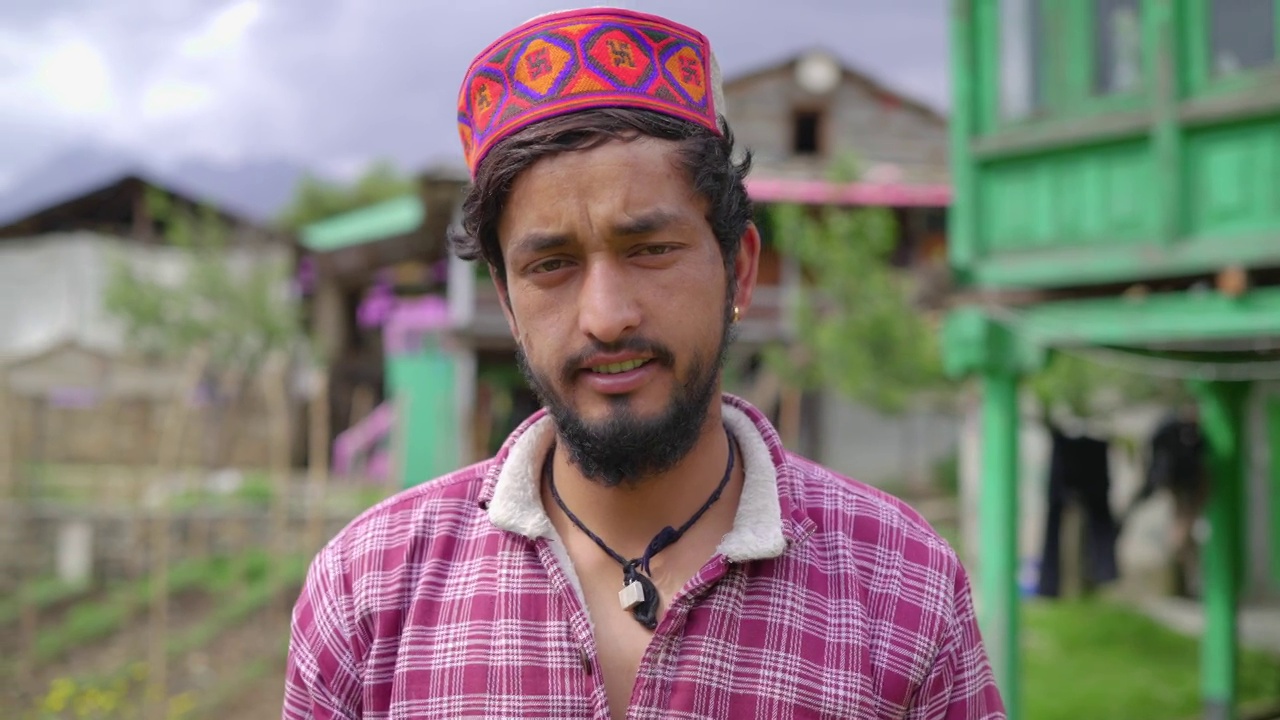 一名年轻的印度喜马查利族男性(帕哈里族男性)戴着传统或民族帽子的特写镜头视频下载
