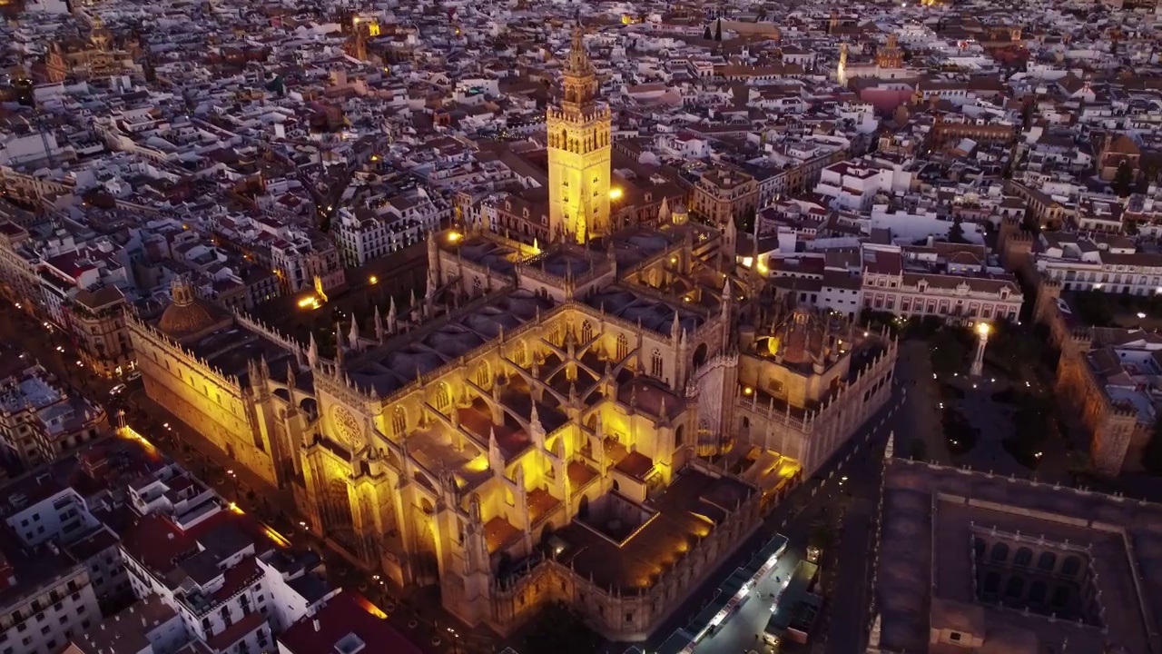 西班牙安达卢西亚塞维利亚大教堂和旧城的航拍夜景视频素材