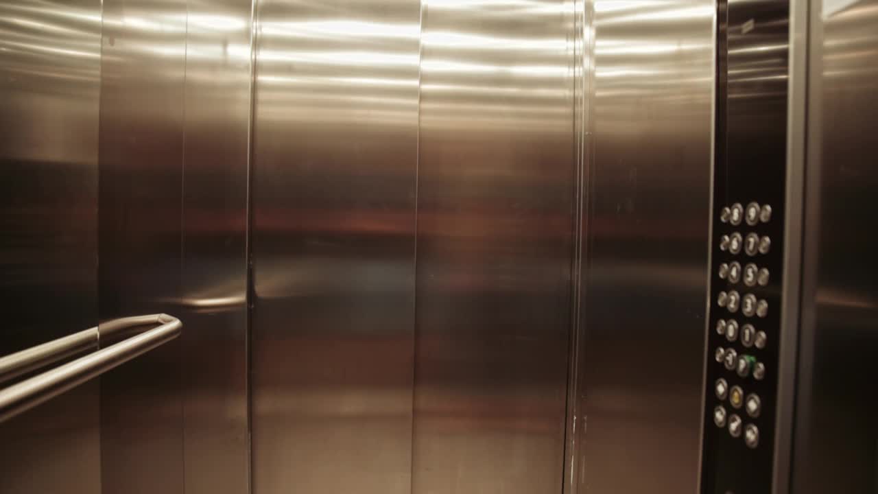 电梯门开了，那个女人走了出去视频下载
