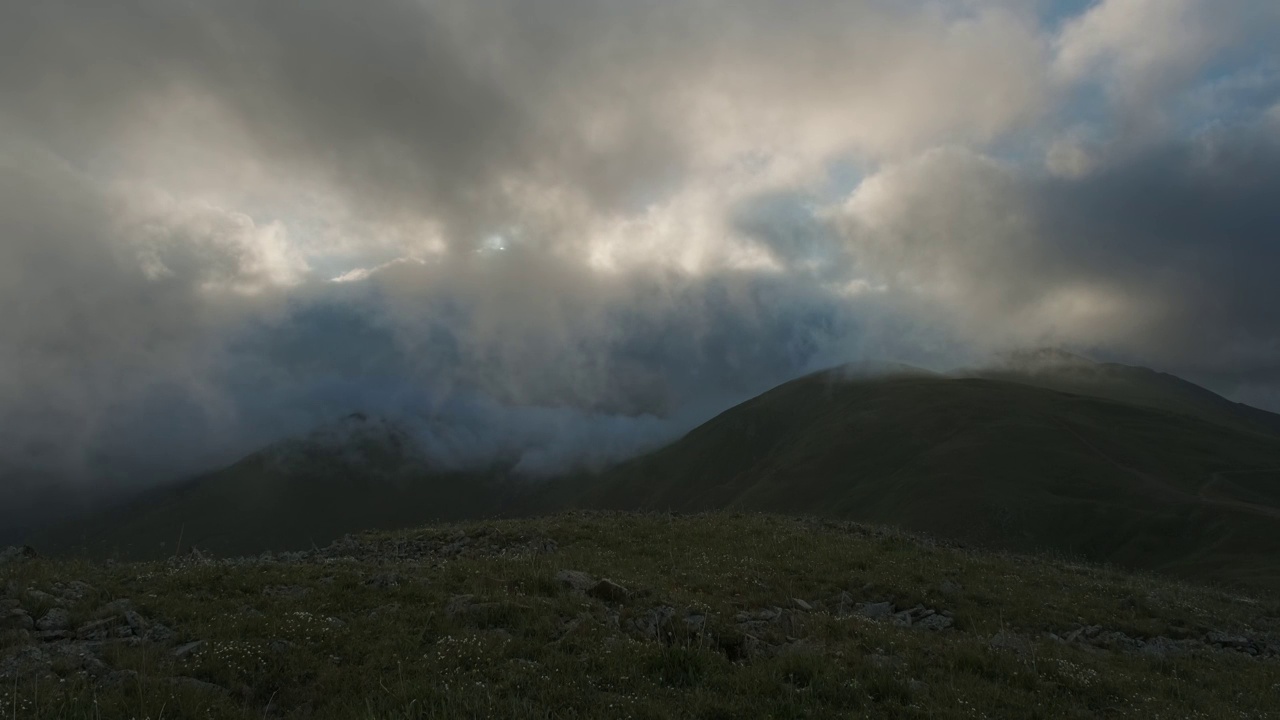 快速移动的引人注目的云在山上视频素材
