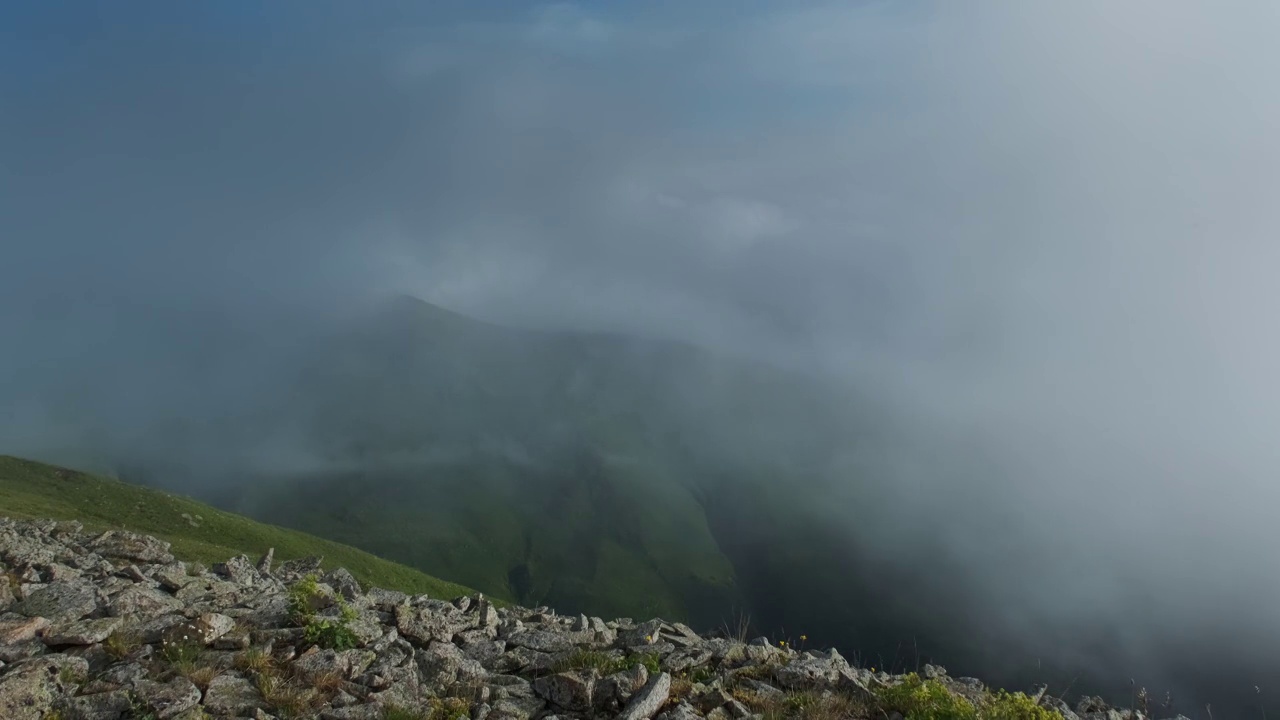 快速移动的引人注目的云在山上视频素材