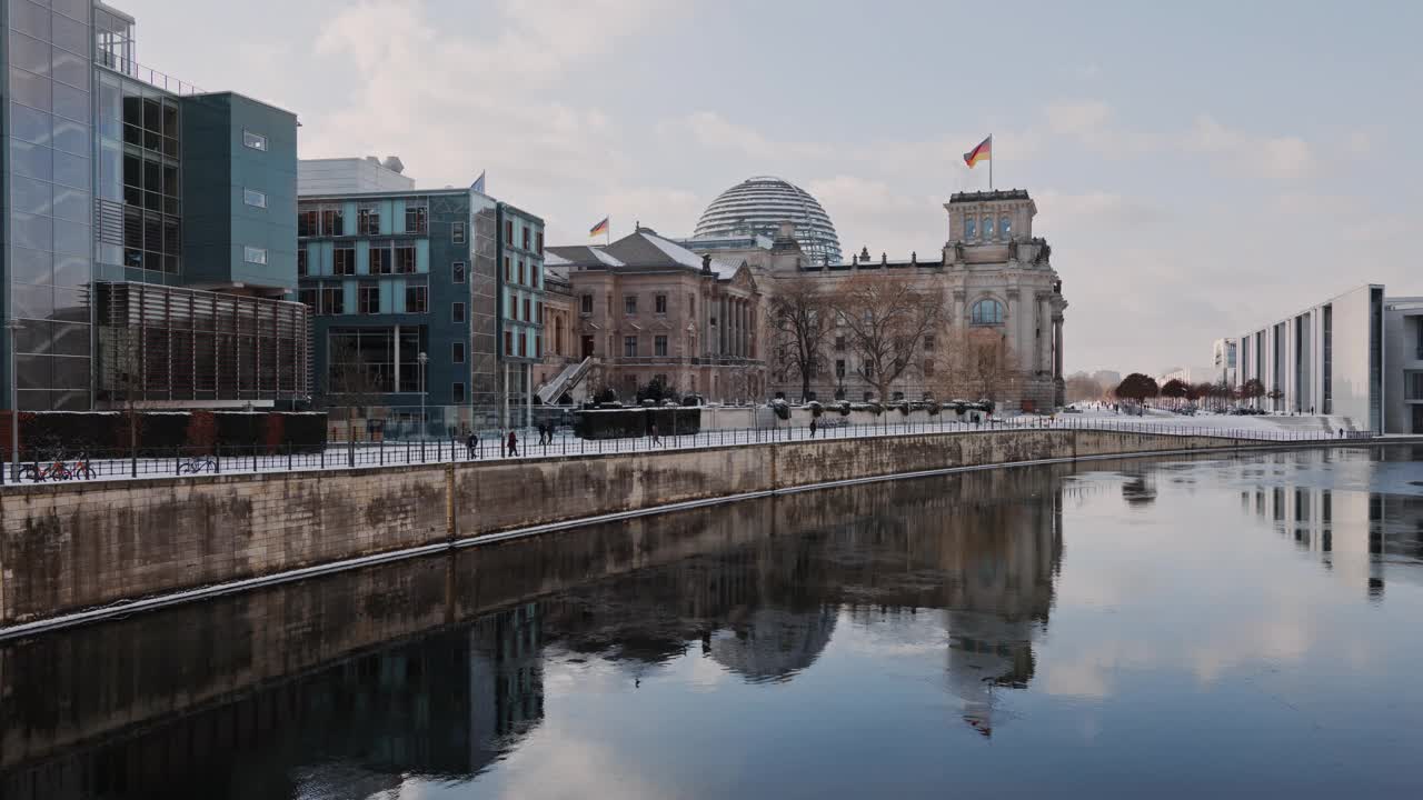 柏林冬季城市商业和政府区与国会大厦和施普雷河视频下载