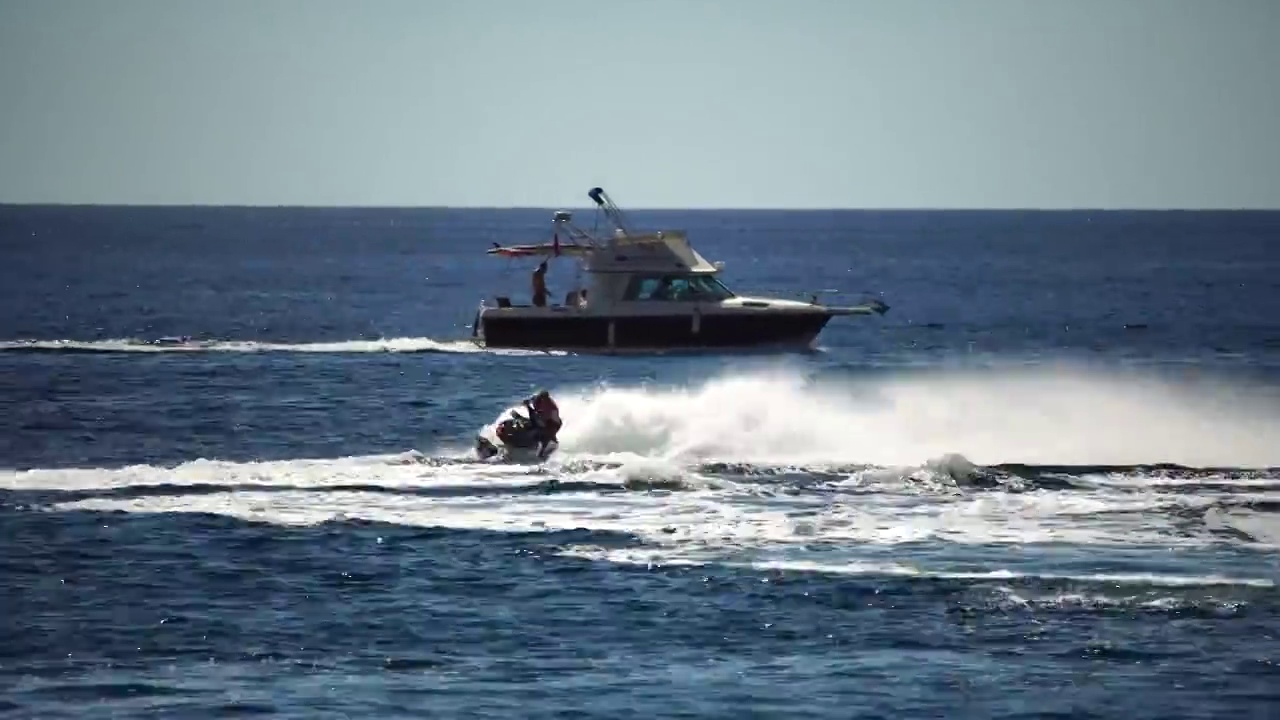 水上摩托车做极端的操作，而巡航在深蓝色的开放海洋的高速视频下载