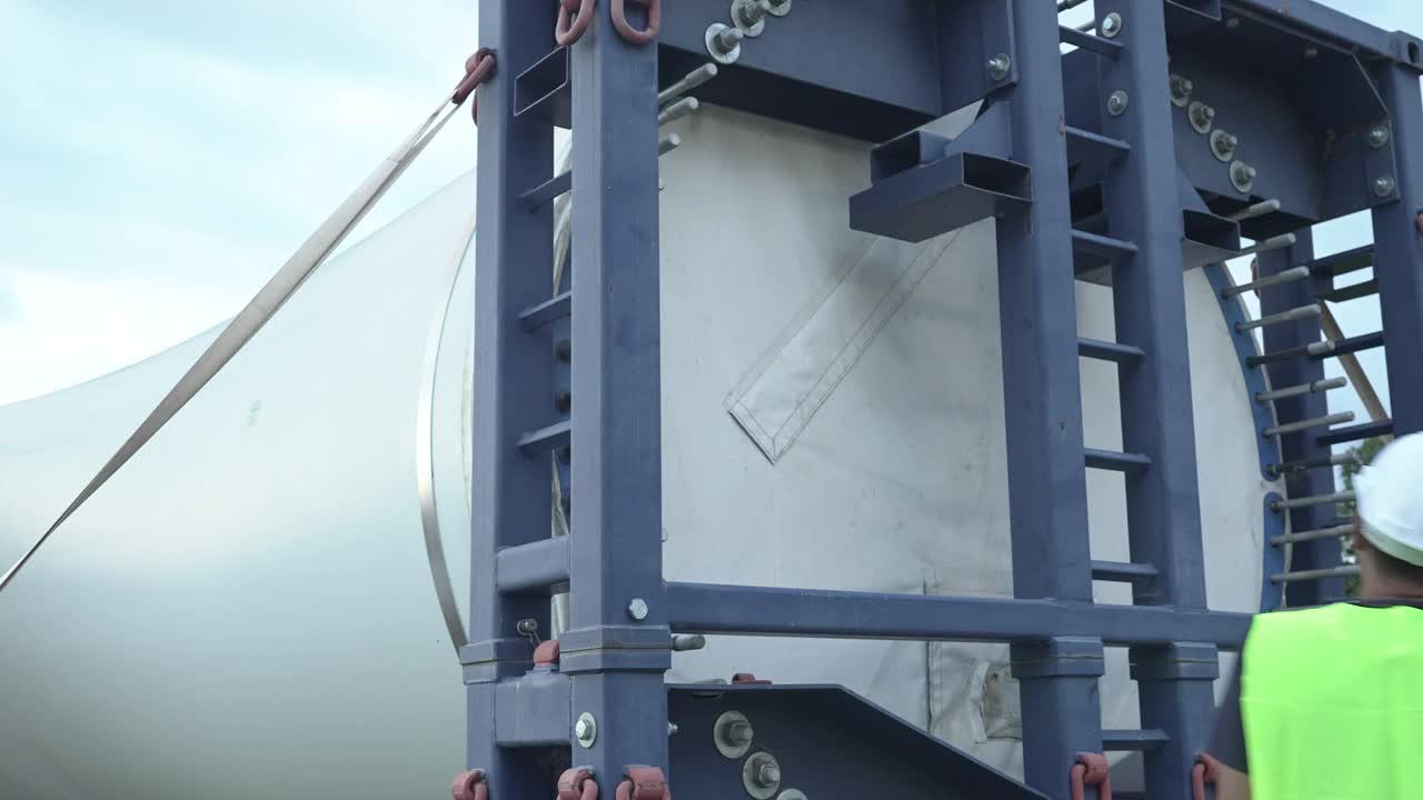工程师检查风力机叶片机械表面视频素材