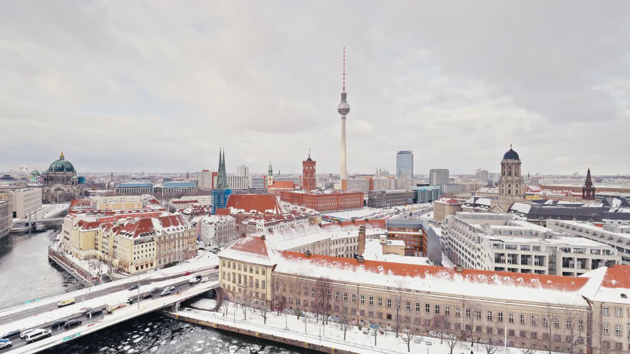 柏林冬季天际线与交通和电视塔视频下载