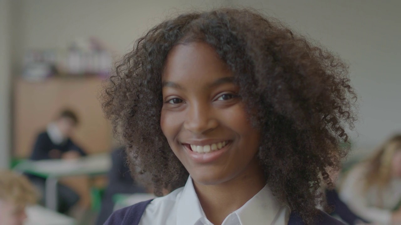15岁多种族女生的教室画像视频下载