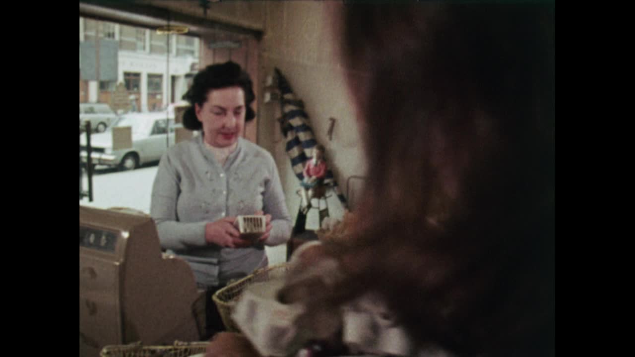 在杂货店结账的女人;1971视频下载