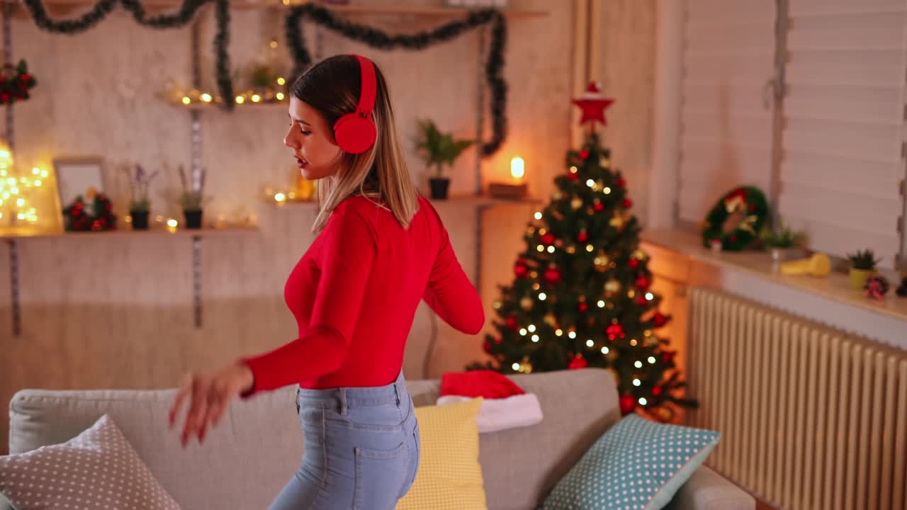 圣诞节，女人在家唱歌跳舞视频下载