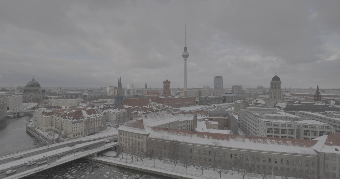 柏林冬季天际线与交通和电视塔视频下载