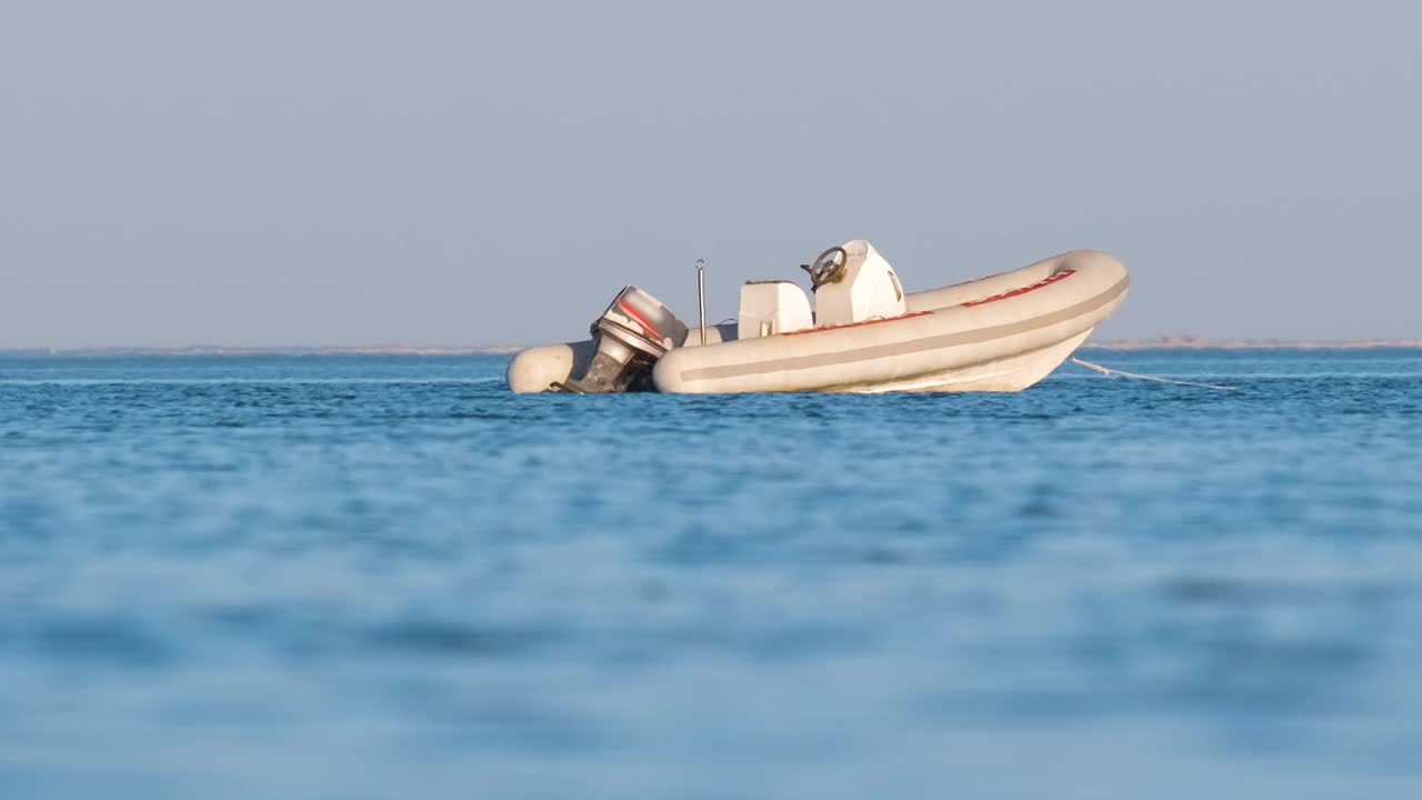 海景与波浪表面的蓝色海水与白色快艇锚漂浮在平静的波浪上视频素材