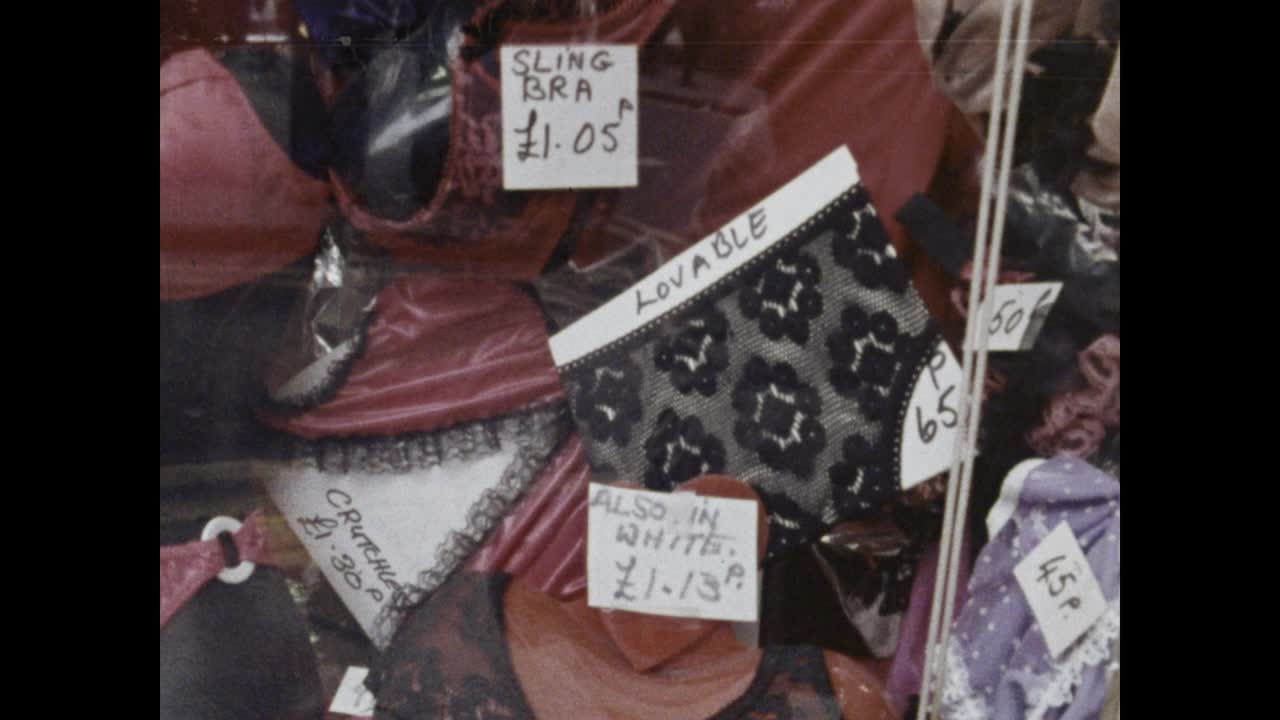 Risqué伦敦苏荷区商店橱窗里的内衣;1971视频下载
