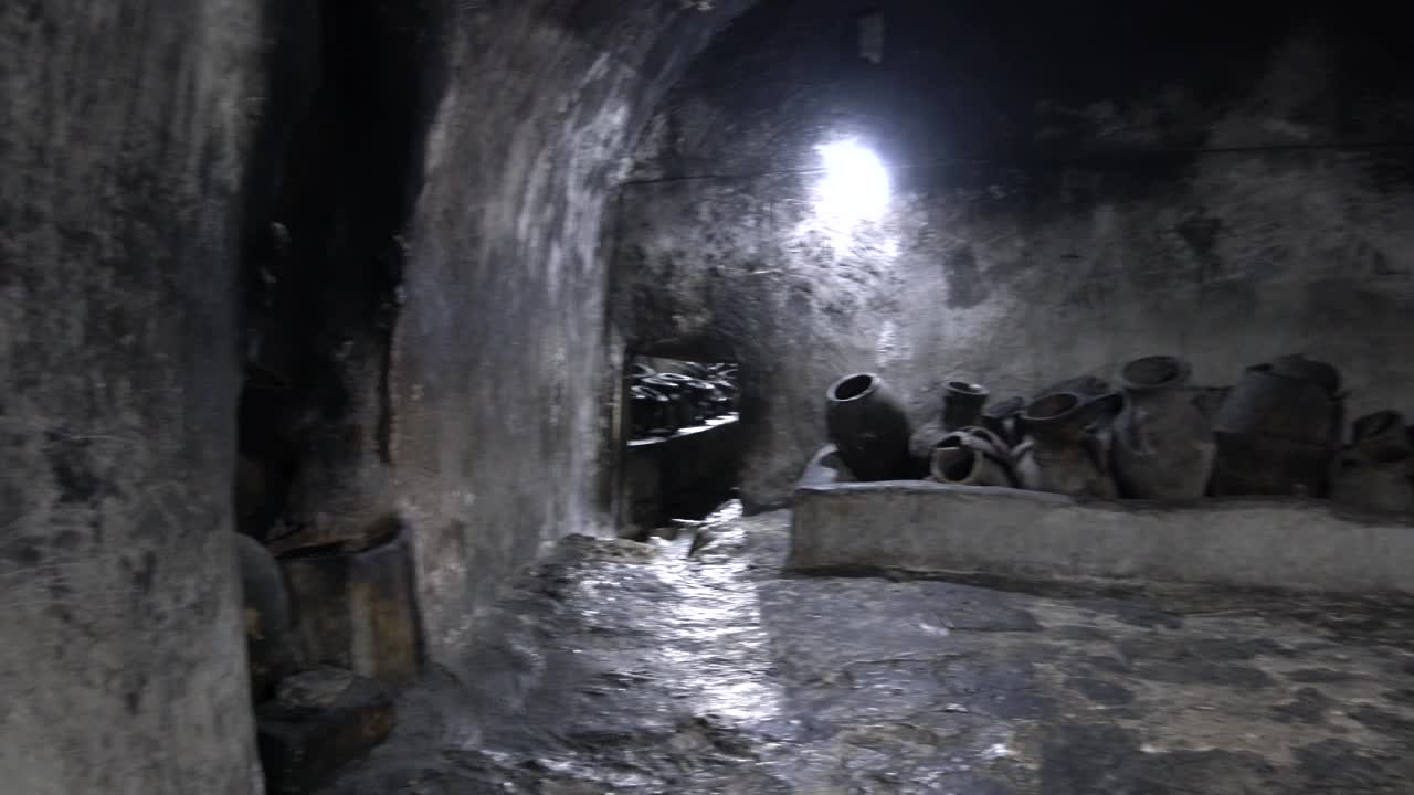在伊拉克库尔德斯坦的拉利什，一个装有用于宗教仪式的大罐子的迷宫隧道视频下载