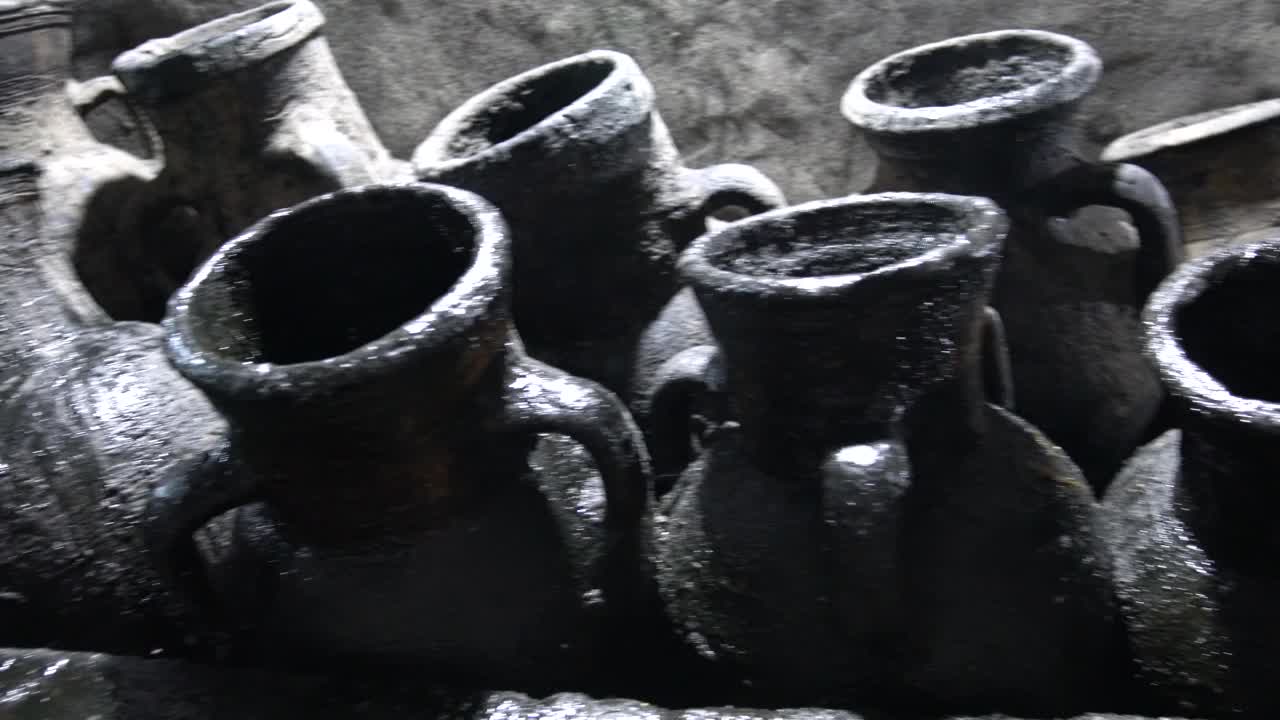 在伊拉克库尔德斯坦的拉利什，一个装有用于宗教仪式的大罐子的迷宫隧道视频下载