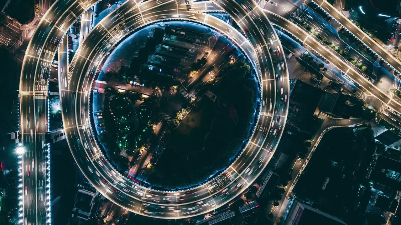 T/L PAN无人机视角的立交桥和城市交通在夜间视频下载