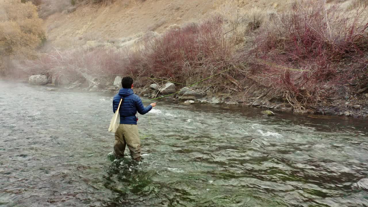 亚洲人在犹他州的普洛佛河飞钓视频下载